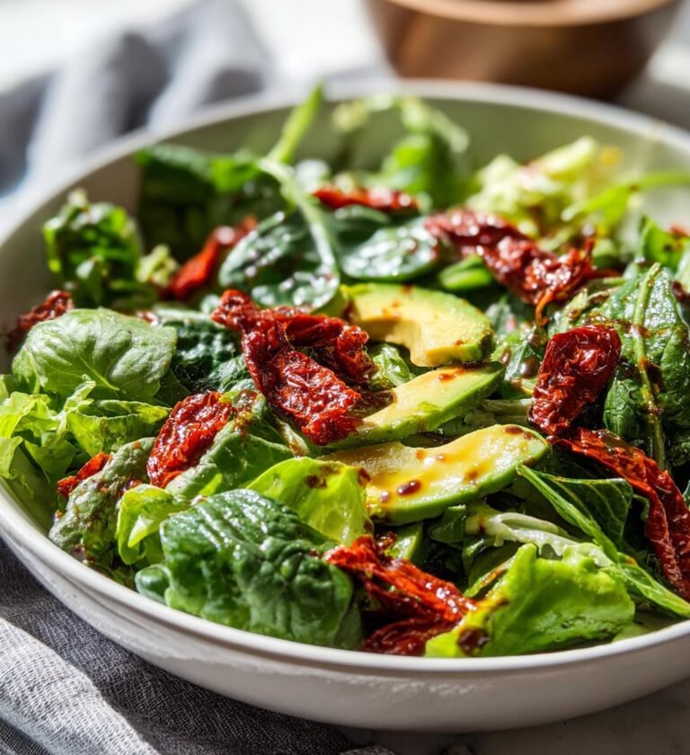 Grönsallad med Avokado och Soltorkade Tomater