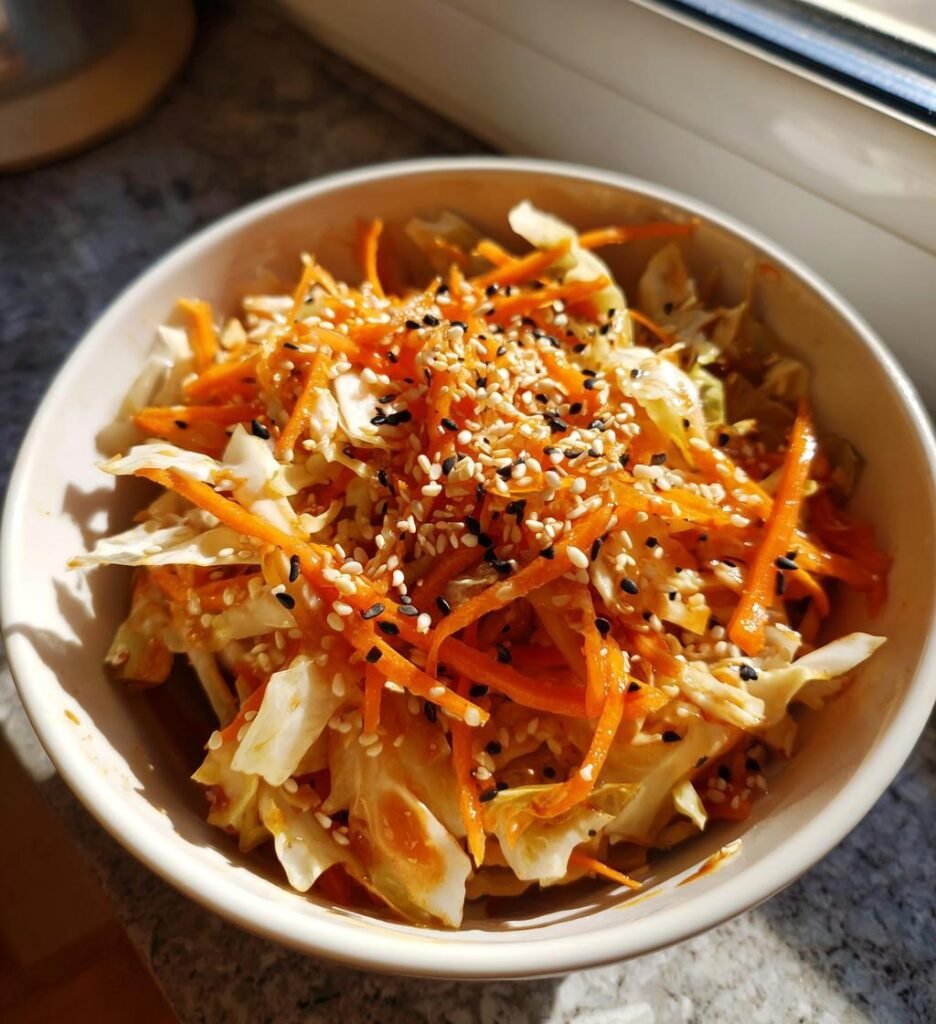 Kålsallad med Morot och Sesamfrön