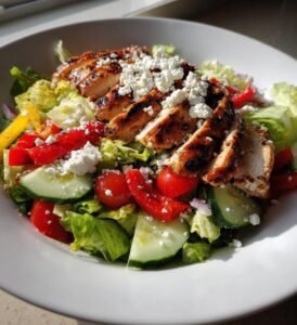 Fräsch sallad med grillad kyckling