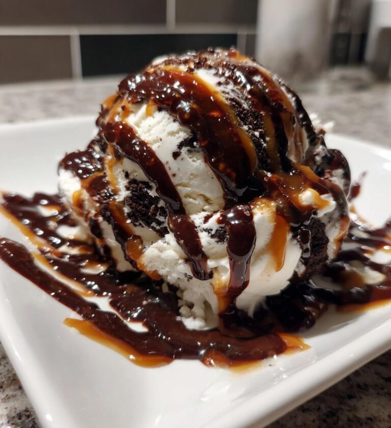 Hemgjord Lakritsglass med Saltkolaswirl och Chokladsås