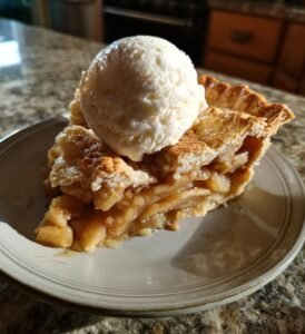 Hemgjord Äppelpaj med Kanel, Kardemumma och Vaniljglass