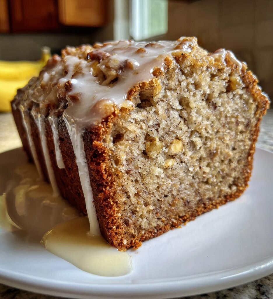 Saftig Bananbrödkaka med Valnötter och Vaniljglasyr