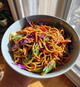 nudelsallad med jordnötssås