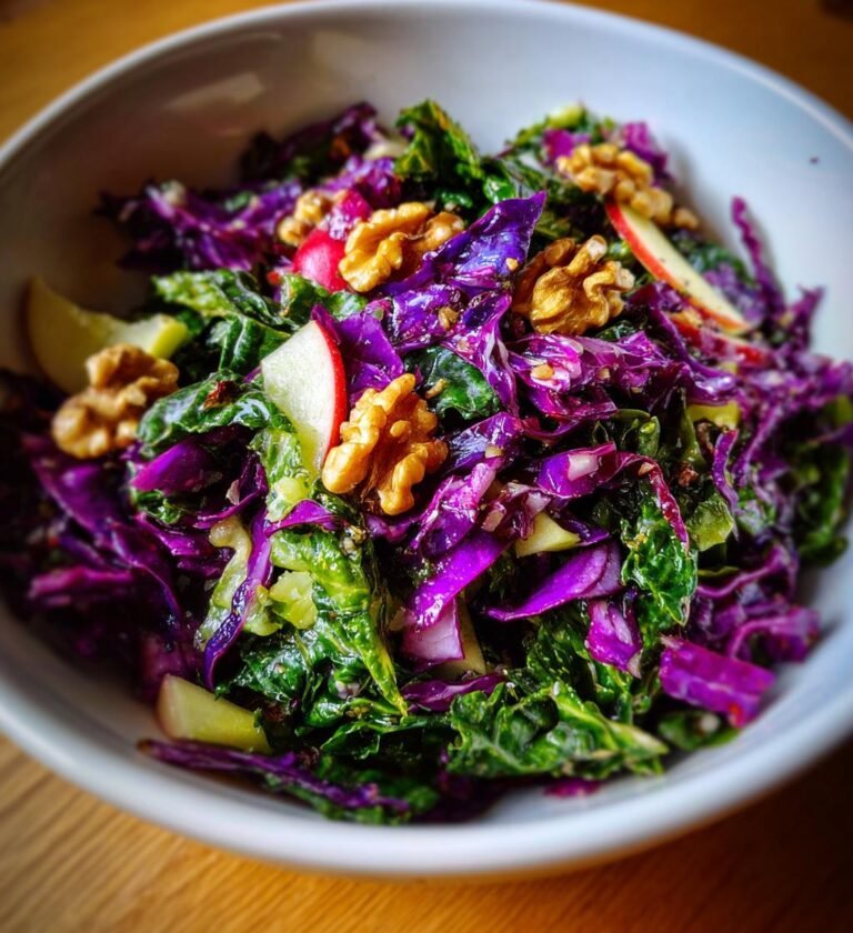 kålsallad med äpple och valnötter