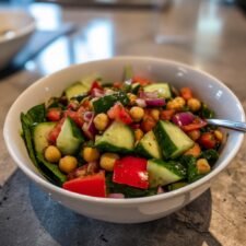 Medelhavssallad med kikärtor recept - Enkel och God för varje tillfälle