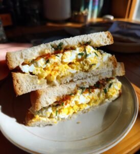 smörgås med ägg och ansjovis