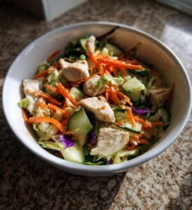 asiatisk woksallad med kyckling