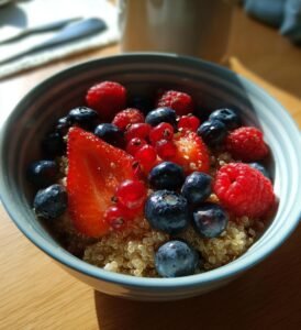 frukostbowl med quinoa och bär