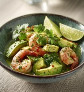 Krämig avokadosallad med räkor och lime