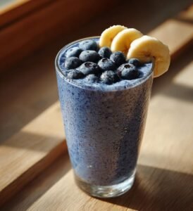 Iskall blåbärssmoothie med banan och yoghurt