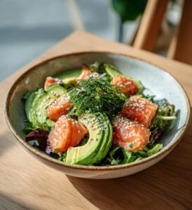 fräsch sommarsallad med lax och avocado