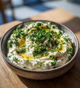 Kall vitlökssås med yoghurt
