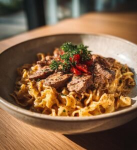 Krämig pepparpasta med strimlad biff