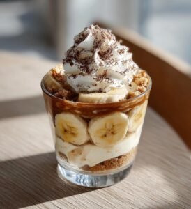 Banoffee-dessert i glas med karamell och banan