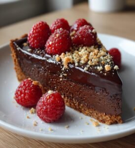 Silkeslen chokladpaj med mandelpralin och hallon