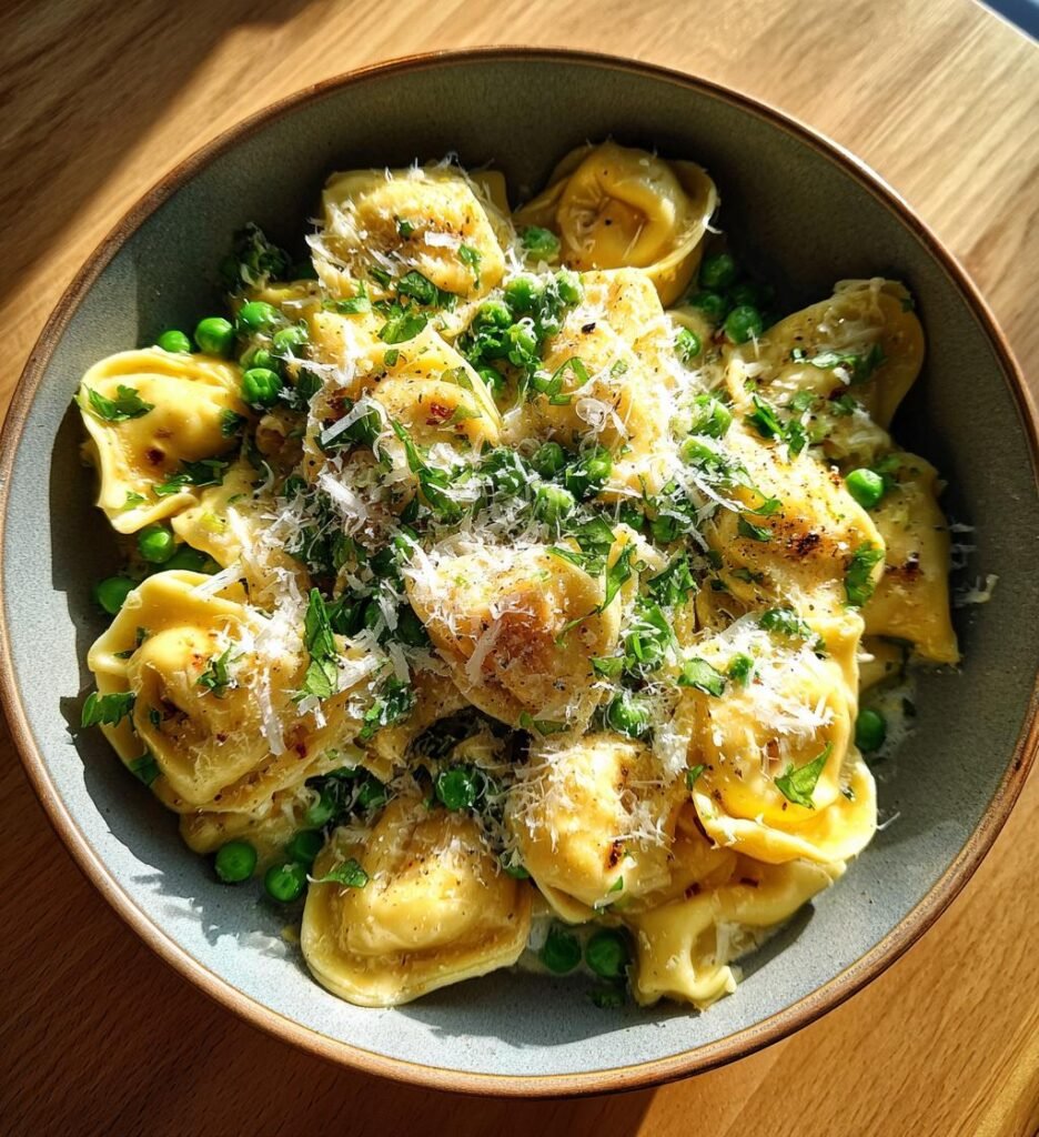 Laxfylld tortellini med citronsmör och gröna ärtor