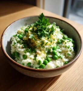 Krämig kycklingrisotto med ärtor och citron
