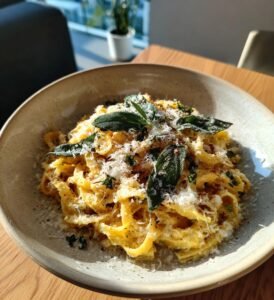 Krämig pumpapasta med salvia och parmesan