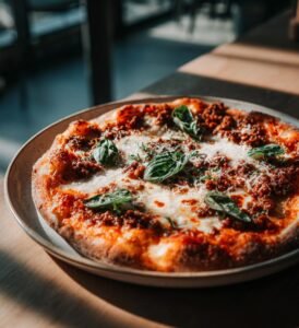 Vitkålspizza med köttfärs och mozzarella